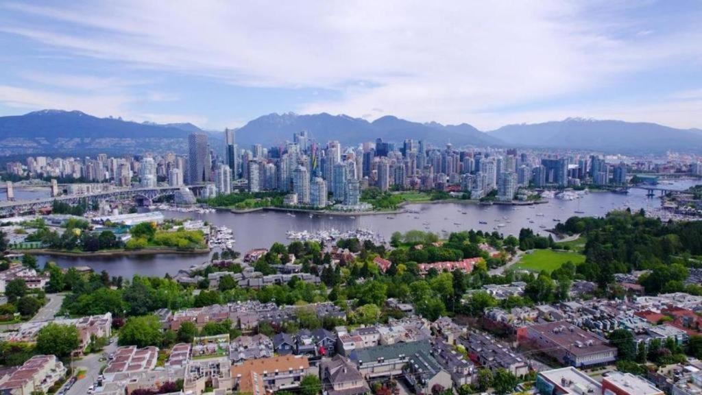 Apartmán Billion Dollar Views In A Beautiful Fairview Slopes Heritage House Vancouver Exteriér fotografie